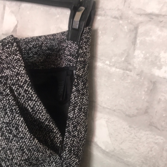 EXPRESS | Low rise Black and white print shorts - Picture 2 of 8